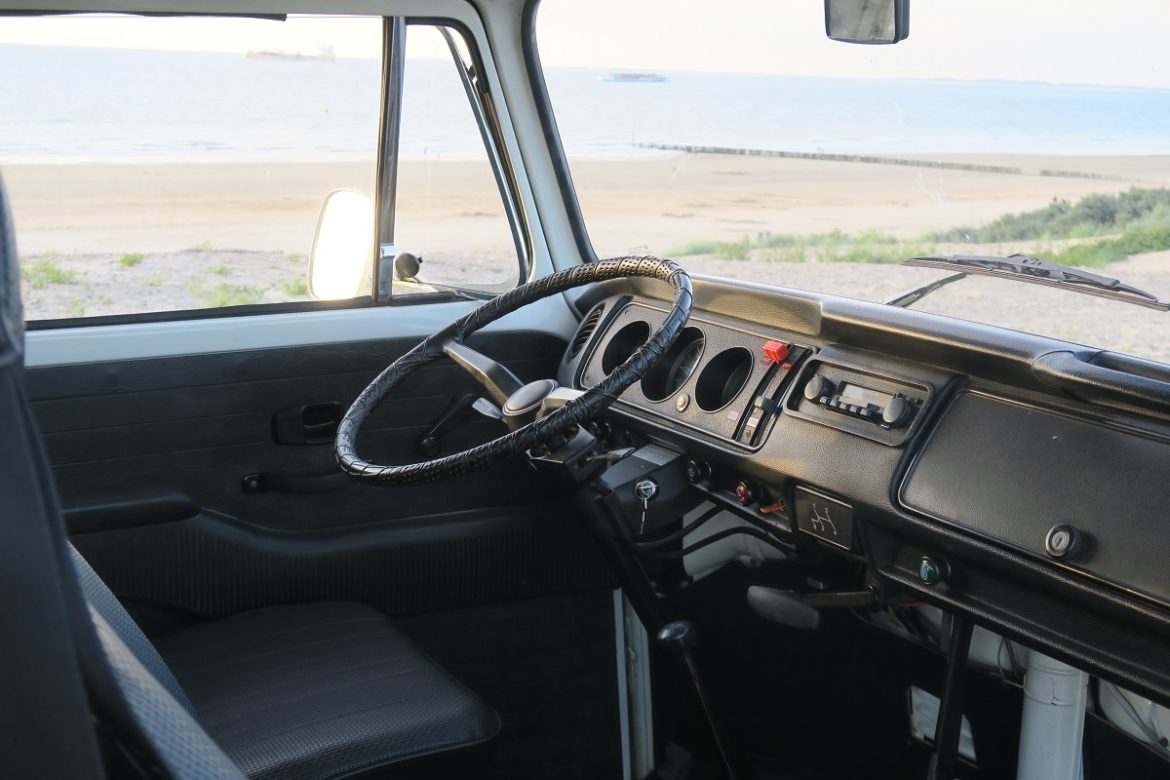 VW T2 orange white Kombi-Legend Dash